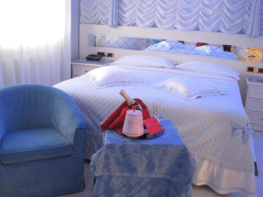 Hotel Matilde Marina di Massa Bagian luar foto