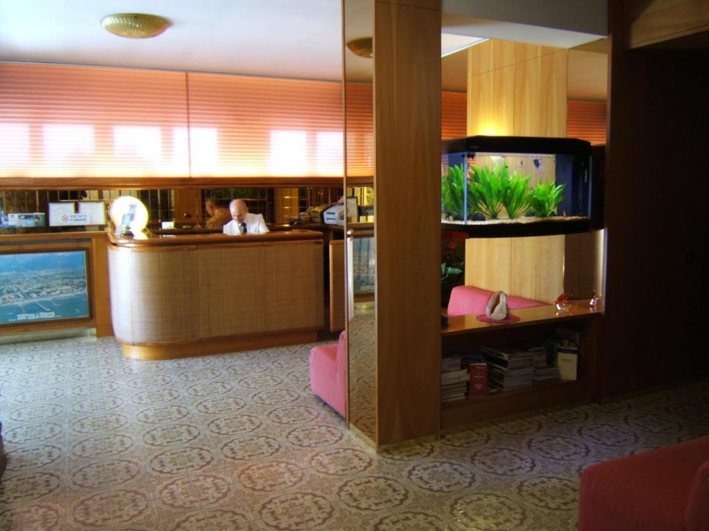Hotel Matilde Marina di Massa Bagian luar foto