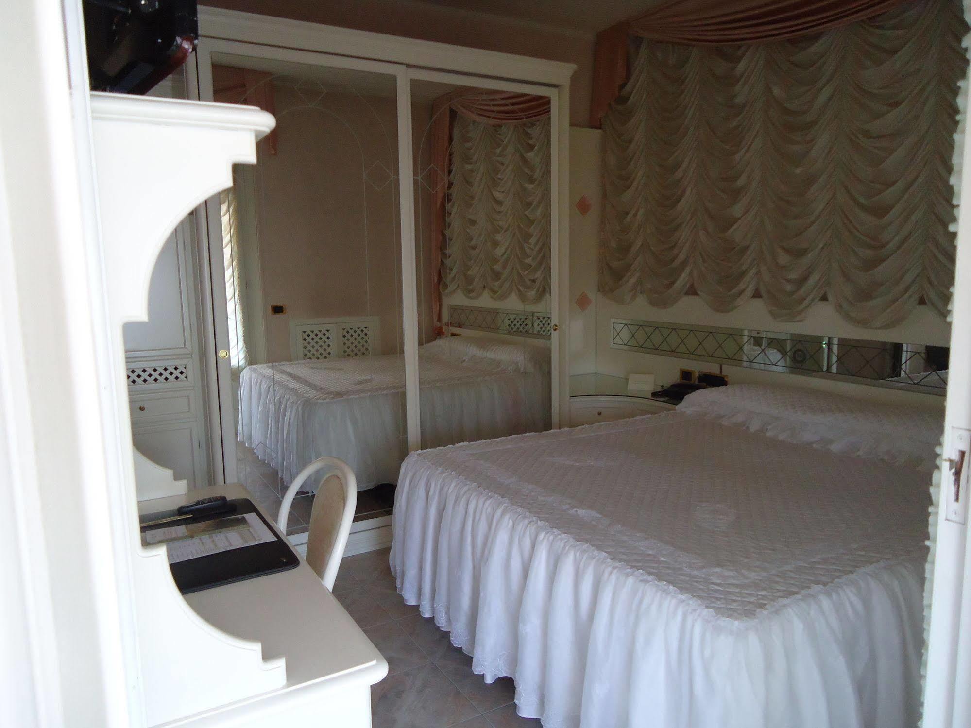 Hotel Matilde Marina di Massa Bagian luar foto