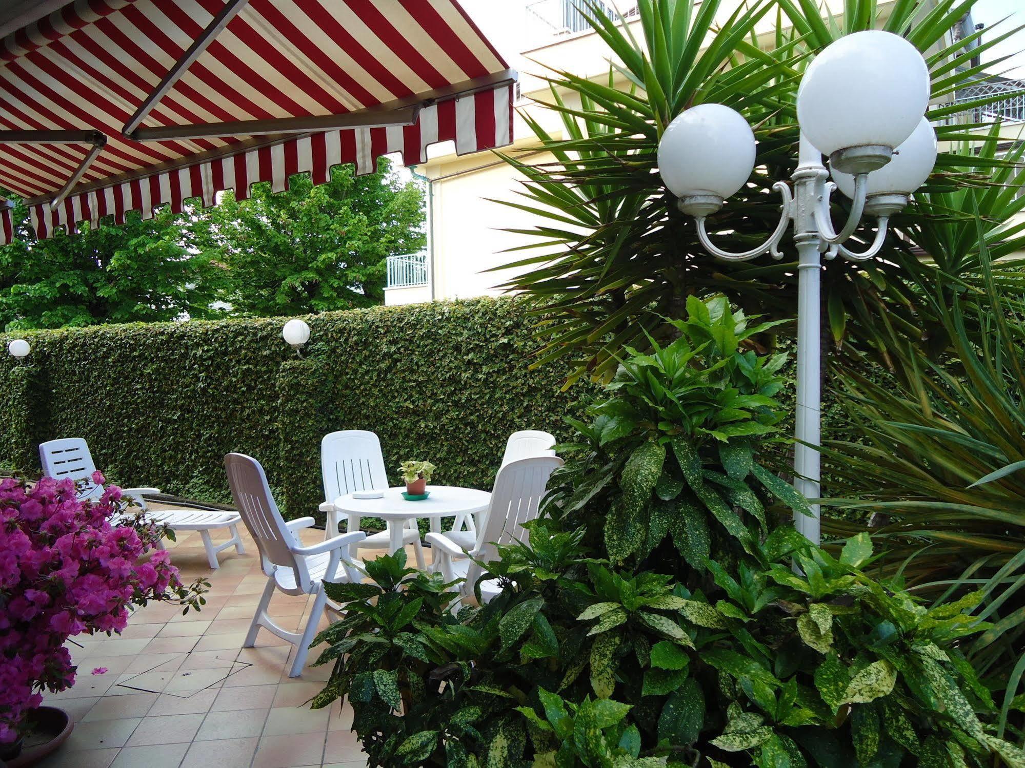Hotel Matilde Marina di Massa Bagian luar foto